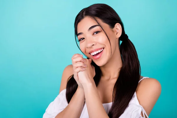 Foto Linda Menina Malaia Bonito Dobrou Mãos Sob Rosto Dente — Fotografia de Stock