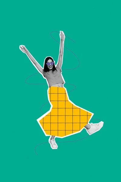 垂直创意拼贴造型时髦风趣的年轻积极快乐的女人举手跳舞玩得开心派对迪斯科节 — 图库照片