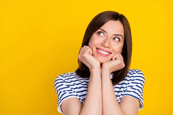 Foto Bonita Chica Adorable Pelo Largo Desgaste Rayas Camiseta Mirada —  Fotos de Stock