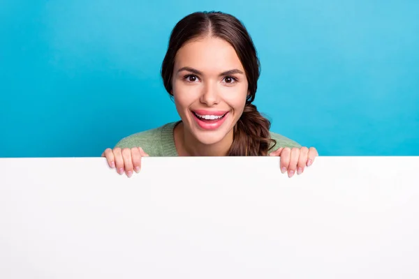 Retrato Linda Chica Positiva Mano Mantenga Vacío Espacio Sonrisa Dientes — Foto de Stock