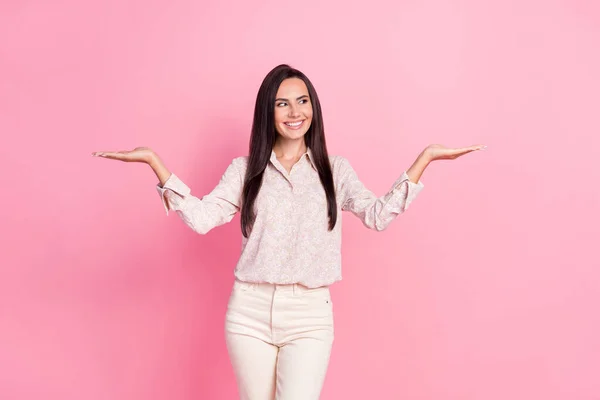 Foto Senhora Positiva Segurando Duas Mãos Comparar Anúncios Promoções Isoladas — Fotografia de Stock