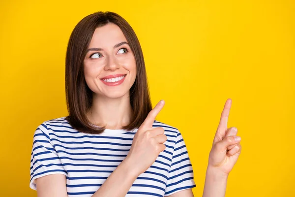 Foto Van Schattige Mooie Meisjesachtige Vrouw Bob Kapsel Slijtage Gestreept — Stockfoto