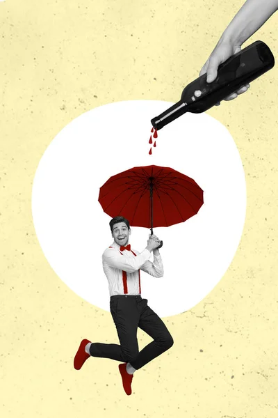 나오는 청년의 콜라주 포스터에는 배경에 고립된 커다란 우산이 — 스톡 사진