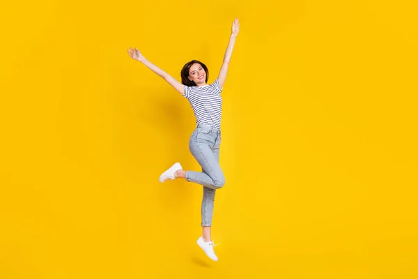 Foto Longitud Completa Mujer Joven Brillante Levantar Las Manos Saltando — Foto de Stock