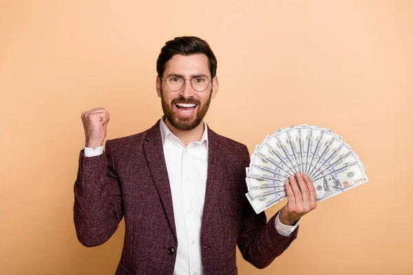 Foto Galen Överlycklig Ung Affärsman Fira Lotteri Vinna Isolerad Beige — Stockfoto