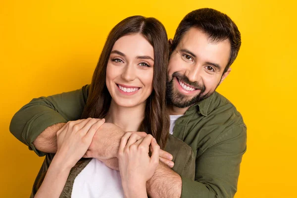 Foto Idylliska Fredliga Partner Omfamna Toothy Leende Ser Kameran Isolerad — Stockfoto