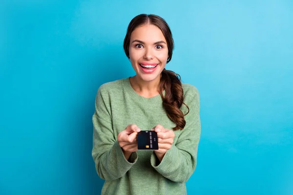 Retrato Las Manos Alegres Positivas Muchacha Tarjeta Plástica Del Débito — Foto de Stock