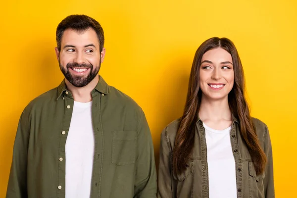 Porträt Positiver Freundlicher Menschen Die Einander Freundlich Lächelnd Isoliert Auf — Stockfoto