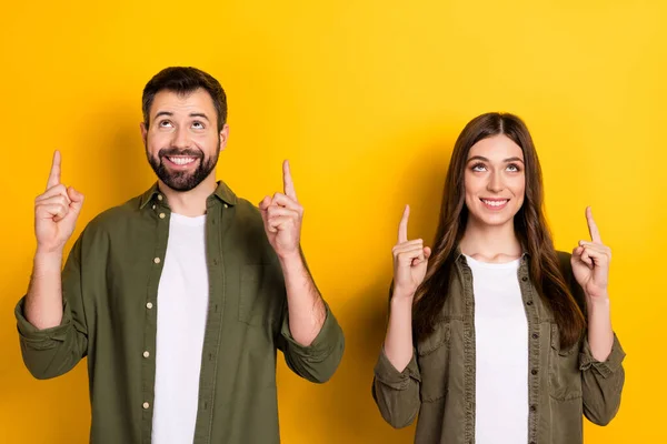 Retrato Alegres Socios Agradables Parecen Interesados Dedos Directos Hasta Espacio —  Fotos de Stock