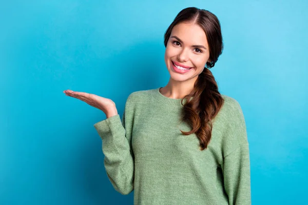 Retrato Hermosa Chica Alegre Brazo Palma Celebrar Vacío Espacio Promoción — Foto de Stock