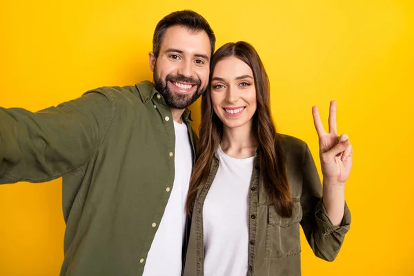 Autorretrato Pareja Alegre Atractiva Vinculación Mostrando Signo Buen Humor Aislado — Foto de Stock