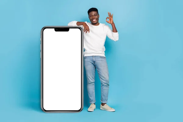 Full Size Körperlänge Foto Von Schönen Männlichen Stand Smartphone Produkt — Stockfoto