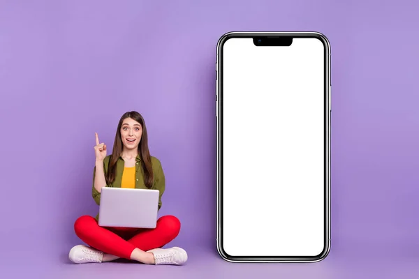 Portret Atrakcyjnej Wesołej Dziewczyny Przy Użyciu Laptopa Wskazując Górę Przestrzeń — Zdjęcie stockowe