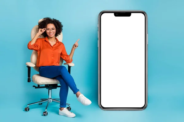 Foto Muito Doce Senhora Trabalhador Vestido Laranja Camisa Óculos Apontando — Fotografia de Stock