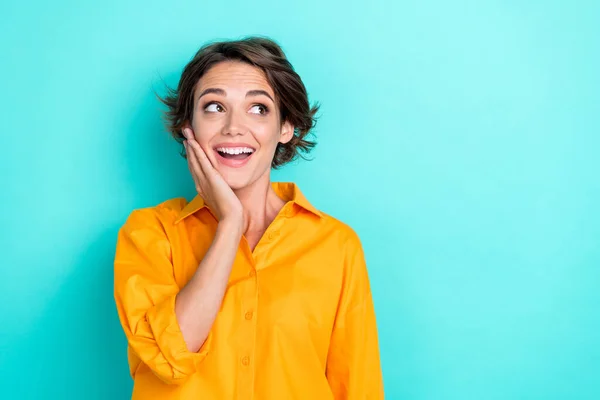 Retrato Chica Alegre Dulce Positivo Peinado Bob Desgaste Camisa Amarilla — Foto de Stock