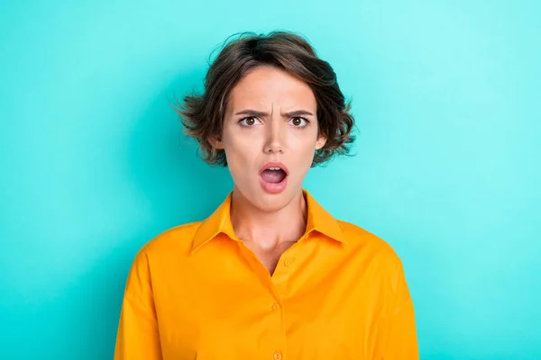 Retrato Surpreendido Infeliz Chateado Menina Com Penteado Bob Vestido Blusa — Fotografia de Stock