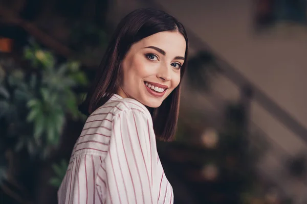 Profil Portret Dość Pozytywne Lady Zęby Uśmiech Nosić Paski Koszula — Zdjęcie stockowe
