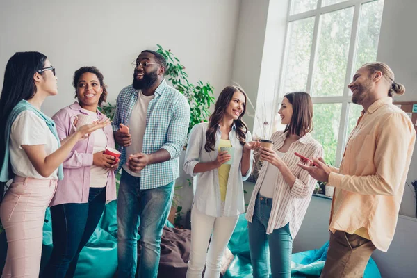 Foto Glada Positiva Grupp Människor Stående Talar Kommunicera Moderna Kontorsrum — Stockfoto