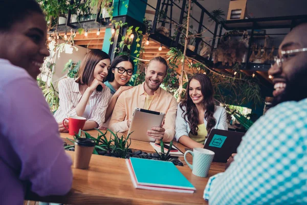 Foto Positiva Grupp Studenter Sitter Café Kommunicera Tala Använda Tablett — Stockfoto