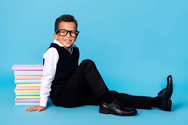 Foto Cuerpo Entero Lindo Niño Alegre Desgaste Negro Chaleco Gafas —  Fotos de Stock