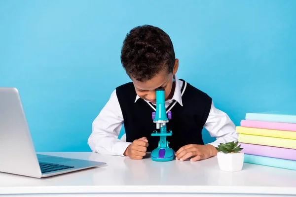 かわいい可愛い男の子の写真黒のウエストコート座っテーブル生物学的調査隔離された青の色の背景を作る — ストック写真