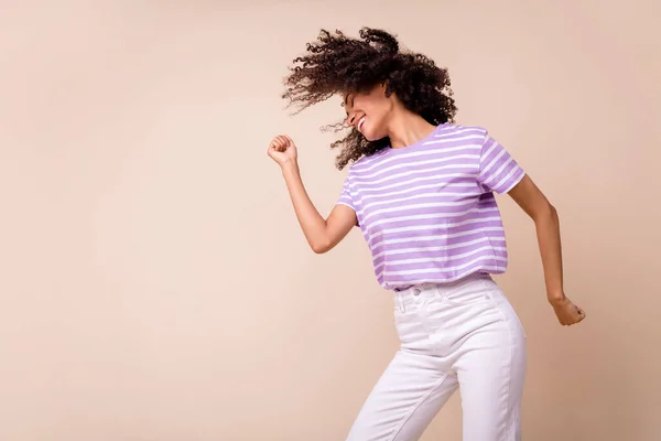 Foto Chica Adorable Cool Vestida Púrpura Camiseta Bailando Divertirse Espacio —  Fotos de Stock