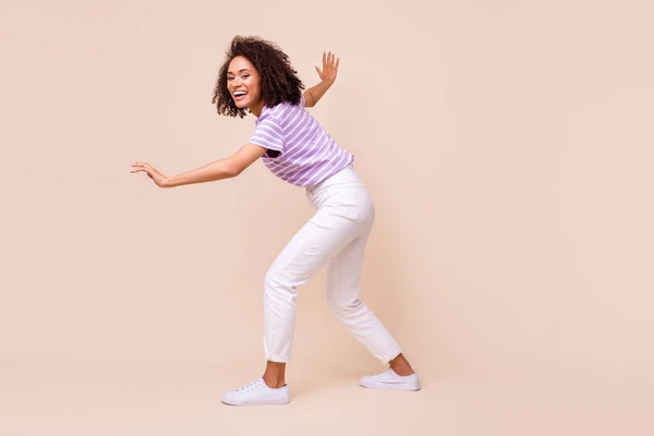 Foto Tamanho Completo Menina Encantadora Positiva Vestida Shirt Listrada Calças — Fotografia de Stock