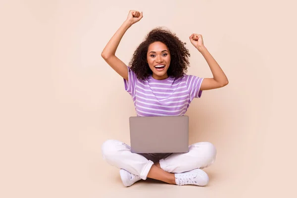 Portret Van Prachtige Positieve Meisje Zitten Met Laptop Slijtage Gestreepte — Stockfoto