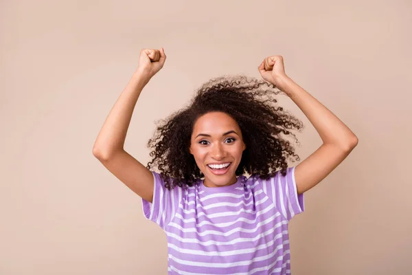 Foto Lycklig Upphetsad Flicka Klädd Lila Shirt Ler Stigande Knytnävar — Stockfoto