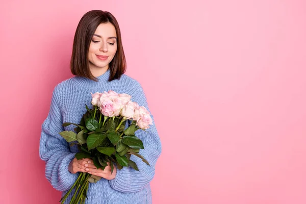 Güzel Insan Ellerinin Fotoğrafı Çiçekleri Tutar Pembe Arka Planda Izole — Stok fotoğraf