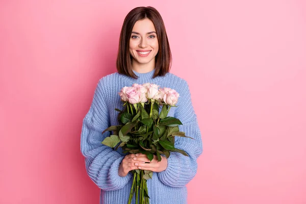 Retrato Alegre Bonita Senhora Sorriso Braços Segurar Flores Buquê Isolado — Fotografia de Stock