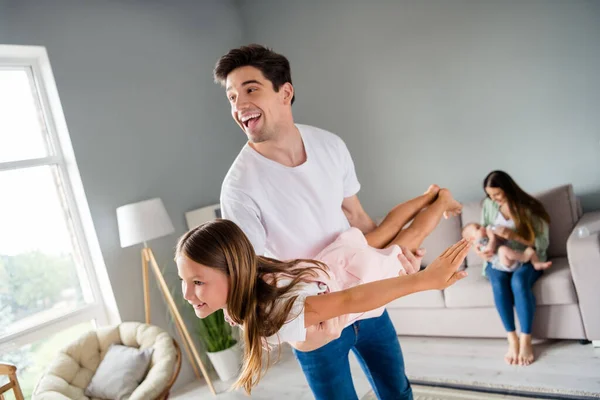 Foto Casal Animado Positivo Duas Crianças Pai Segurando Mãos Braços — Fotografia de Stock