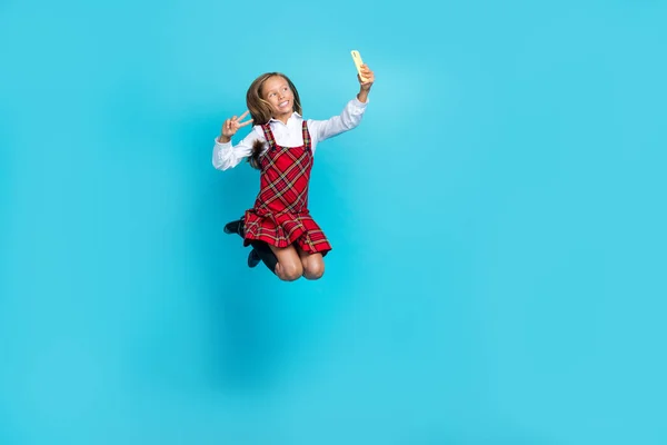 Full Size Portret Van Kleine Mooie Schoolmeisje Springen Hold Telefoon — Stockfoto