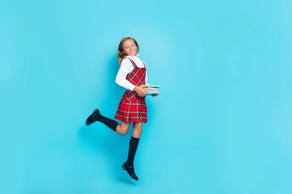 Volledig Lichaam Portret Van Kleine Schoolkind Springen Armen Houden Stapel — Stockfoto