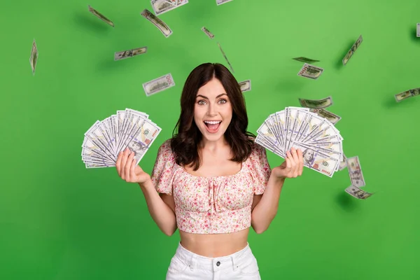 Foto Excitado Senhora Positiva Desgaste Impressão Topo Levantando Fãs Dinheiro — Fotografia de Stock