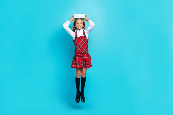 Ganzes Porträt Von Kleinen Unbeschwerten Mädchen Springen Halten Bücherkopf Isoliert — Stockfoto