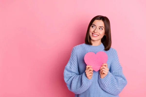 ピンクの紙の心を持つ若い夢のような笑顔の女性の肖像画は 平和がピンクの色の背景に隔離された空のスペースを見たい — ストック写真