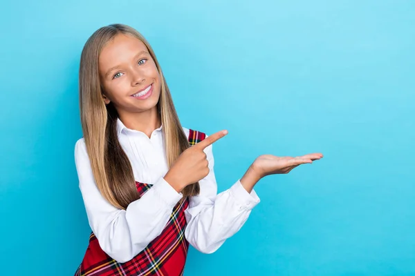 Foto Ung Liten Ganska Trevlig Skolflicka Bära Nya Uniform Finger — Stockfoto