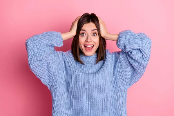 Foto Surpreendido Alegre Bonita Menina Braços Toque Cabeça Dente Sorriso — Fotografia de Stock