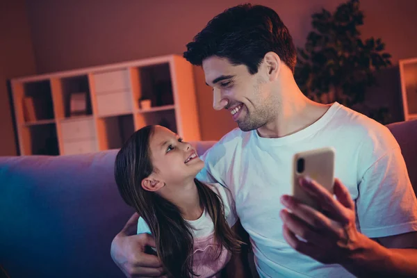 Foto Papá Brillante Encantador Pequeño Niño Preadolescente Leyendo Gadget Moderno —  Fotos de Stock