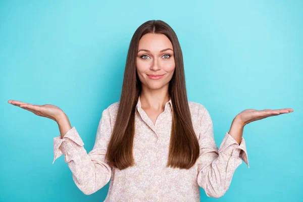 Foto Van Positieve Vrij Stijlvolle Dame Twee Arm Vergelijking Beslissen — Stockfoto