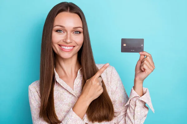 Foto Bonito Jovem Mulher Índice Cartão Índice Promo Desgaste Camisa — Fotografia de Stock