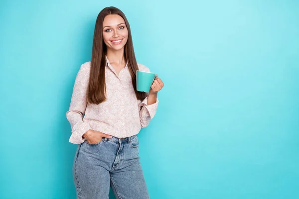 Foto Linda Mulher Milenar Segurar Copo Desgaste Camisa Jeans Isolado — Fotografia de Stock