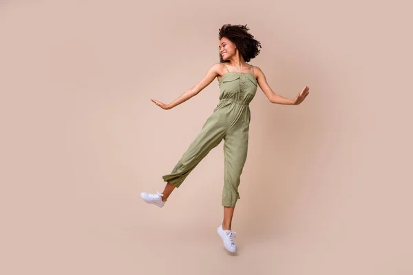 Foto Cuerpo Completo Chica Bastante Joven Ondulado Salto Pelo Alto —  Fotos de Stock