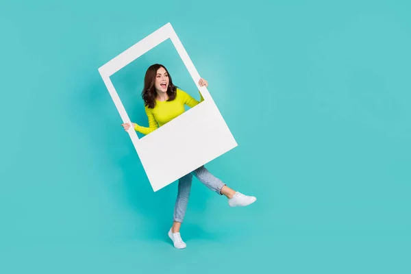 Foto Comprimento Total Engraçado Morena Cabelo Jovem Senhora Post Olhar — Fotografia de Stock