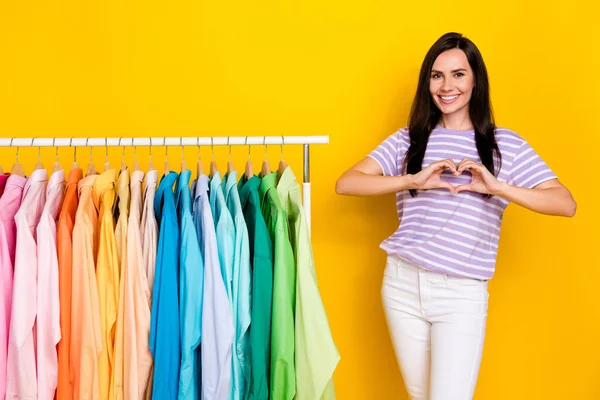 Retrato Encantadora Chica Bastante Coqueta Mostrar Soporte Corazón Cerca Rack —  Fotos de Stock