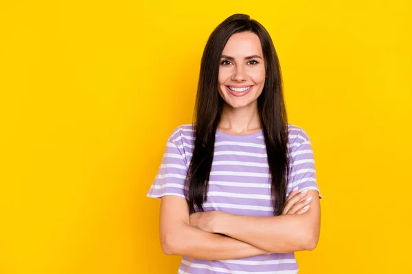 Foto Primo Piano Giovane Signora Attraente Raccomandare Fiducioso Sorridente Nuovo — Foto Stock