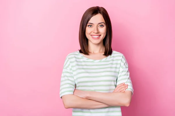 良い気分の肖像画かなり楽観的な女の子とともにボブヘアドレスストライプTシャツ腕折り畳まれたピンク色の背景に孤立 — ストック写真