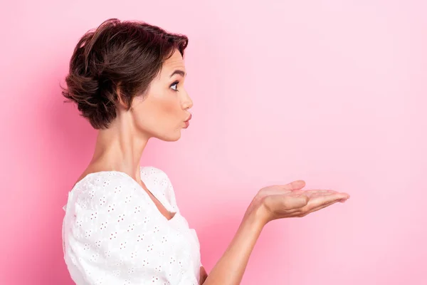 Photo Sweet Flirty Girl Dressed White Top Sending Kiss Arms — Stock Photo, Image