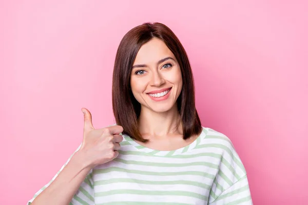 Foto Primer Plano Mujer Atractiva Joven Que Muestra Pulgar Hacia —  Fotos de Stock